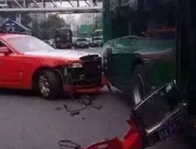 PSY trafik kazası geçirdi