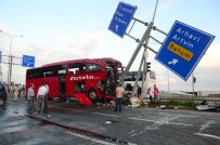 KARADENIZ SAHIL YOLU - Rize'de Otobüs İle Otomobil Çarpıştı Açıklaması 1 Ölü, 36 Yaralı