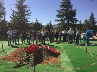 Süleyman Demirel'in Mezarına Bayramda Ziyaretçi Akını