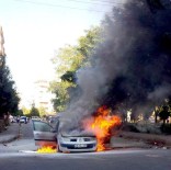MEZOPOTAMYA - Batman'da Polis, Aniden Yanan Aracına Yangın Tüpüyle Müdahale Etti