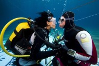 KÜRŞAD TÜZMEN - Cem Karabay İle Kürşad Tüzmen Sualtında Tavla Oynadı