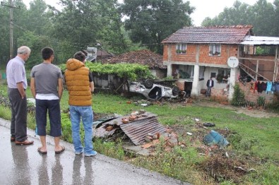 Aynı Evin Önüne Yine Otomobil Uçtu Açıklaması 2 Yaralı