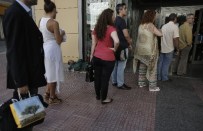 BANKA ŞUBESİ - Emekliler Yine Banka Kuyruğunda