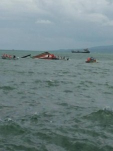 Filipinler'de gemi alabora oldu: 33 Ölü
