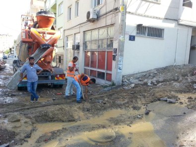 İzmir'de Su Şebekesinin Borusu Patladı