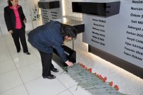 ANMA ETKİNLİĞİ - Madımak Olaylarında Hayatını Kaybeden 37 Kişi Anısına Karanfil Bırakıldı