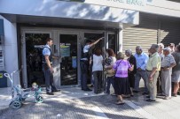 ALEKSİS ÇİPRAS - Yunanistan'da emekliler banka kuyruğunda