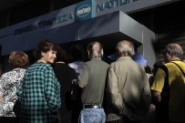 BANKA ŞUBESİ - Yunanistan'da Emekliler Bir Kez Daha Bankalara Akın Etti