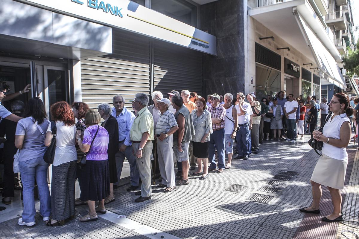Yunanistan'da emekliler banka kuyruğunda