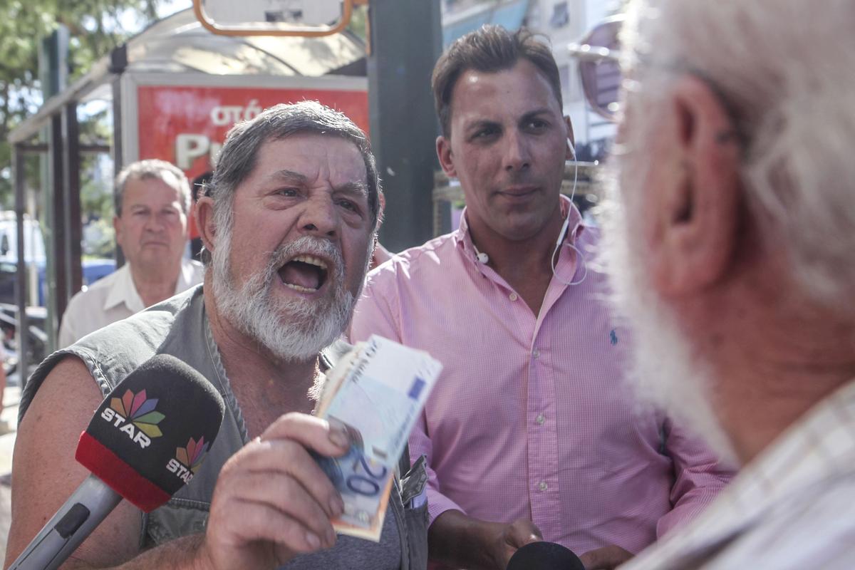 Yunanistan'da emekliler banka kuyruğunda