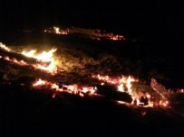 KAZMA KÜREK - Diyarbakır'da Çıkan Yangında Bin Dönümlük Alan Kül Oldu