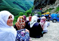 DEMIRCILI - Giresun'da Köylüler Yol Kesti, Muhtar Köyden Kaçtı