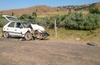 AYŞE ŞAHİN - Kırıkkale'de Otomobil İle Traktör Çarpıştı Açıklaması 1 Ölü, 3 Yaralı