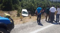 Konya'da Hafif Ticari Araç Şarampole Devrildi Açıklaması 5 Yaralı