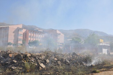 Muş'ta Arazide Çıkan Yangın Paniğe Neden Oldu