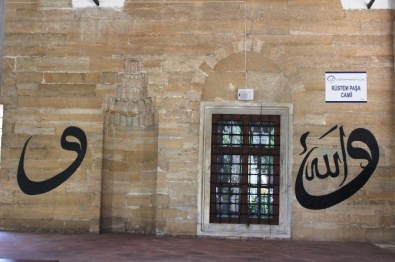 Rüstem Paşa Camii 469 Yıldır Ayakta