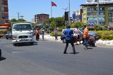 Temizlik Aracı Kırmızı Işıkta Duran Otomobile Çarptı