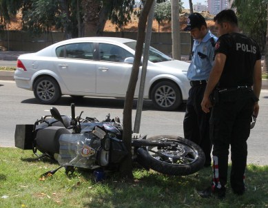 Adana'da Motosikletli Polisler Kaza Yaptı