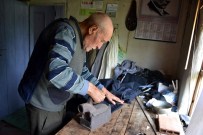 FERMUAR - Bigalı Terzi 72 Yıldır Sökük Dikiyor, Paça Daraltıyor