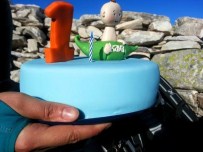 Bir Yaşındaki Dağcıya 2500 Metrede Sürpriz Doğum Günü