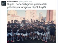 LEFTER KÜÇÜKANDONYADİS - Persie Altyapı Oyuncuları İle Tanıştı