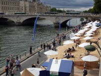 KORDON - Tatile Gidemeyenler Seine Nehri Plajına Akın Etti