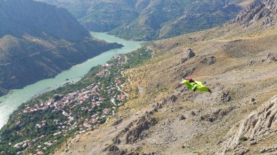 Türkiye'de Wingsuit Ve Base Jump Atlayışları İlk Defa Kemaliye'de Yapıldı