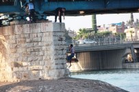 SEYHAN NEHRİ - Balık Tutmak İçin İndikleri Köprü Ayağında Mahsur Kaldılar