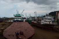BALIKÇI TEKNESİ - Balıkçı Tekneleri Yeni Sezon İçin Sürmene'deki Tersanelerde Bakıma Alınıyor