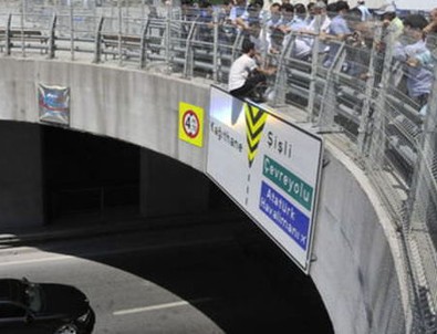 Çağlayan Adliyesi önünde intihar girişimi