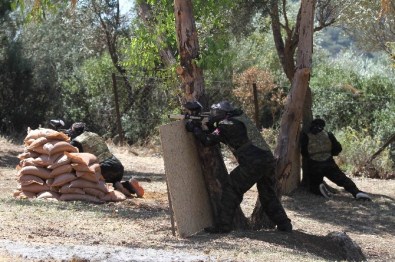 Karşıyaka'da Gençlerin Yeni Tutkusu Paintball