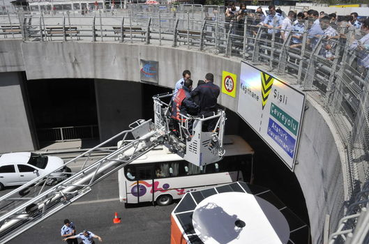 Çağlayan Adliyesi önünde intihar girişimi