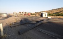 Adıyaman'da Yan Yatan Tır'daki Demirler Yola Savruldu