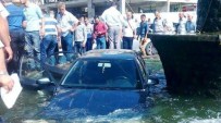 RAMAZAN ACAR - Ambulansın Çarptığı Otomobil Havuza Böyle Uçtu !