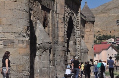 Bitlis'te Vakıf Eserleri Onarılıyor