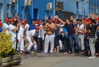 İşçilerden Sokakta 'Duş'lu Eylem