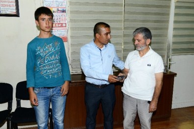 İşsiz Genç, Düğün Salonunda Bulduğu Cüzdanı Sahibine Teslim Etti