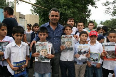 Yavuzaslan Ve Paşayeva'dan Azerbaycanlı Öğrencilerle Kitap Hediyesi