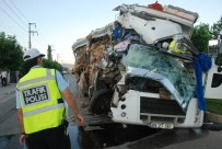 Yolcu Otobüsü İle Kamyon Çarpıştı Açıklaması 15 Yaralı