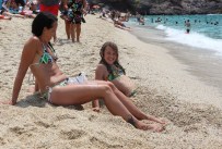 KLEOPATRA - Alanya'da Sıcaktan Bunalan Tatilciler Sahile Akın Etti