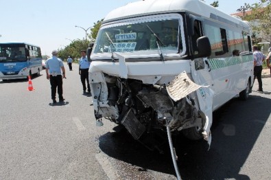 Bor'da Minibüs İle Otomobil Çarpıştı Açıklaması 5 Yaralı