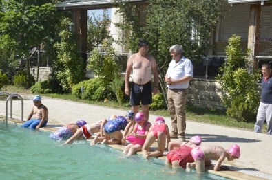 Kapaklı'da Yüzme Kursu Tüm Hızıyla Devam Ediyor