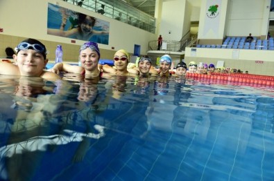 Mamak Yüzme Havuzunda 2 Yılda 200 Bin Kişi Yüzdü