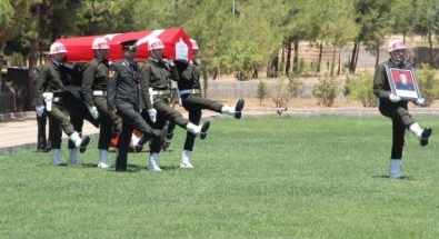 Şehit Asker İçin Tören