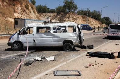 Suriyelileri Taşıyan Minibüs Devrildi Açıklaması 1 Ölü, 15 Yaralı