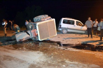 Traktör İle Otomobil Kafa Kafaya Çarpıştı