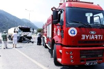 AKARYAKIT TANKERİ - Antalya'da Yakıt Tankeri İle Minibüs Çarpıştı Açıklaması 1 Yaralı