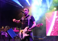 HALUK LEVENT - Haluk Levent İnebolu'da Korumaları Kovdu