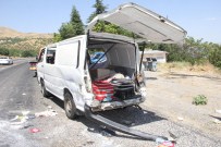 GEZIN - Kamyonetle Minibüs Çarpıştı Açıklaması 1 Ölü, 2 Yaralı