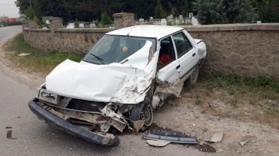 Kocaeli'de Otomobil Kamyonun Altına Girdi Açıklaması 1 Yaralı